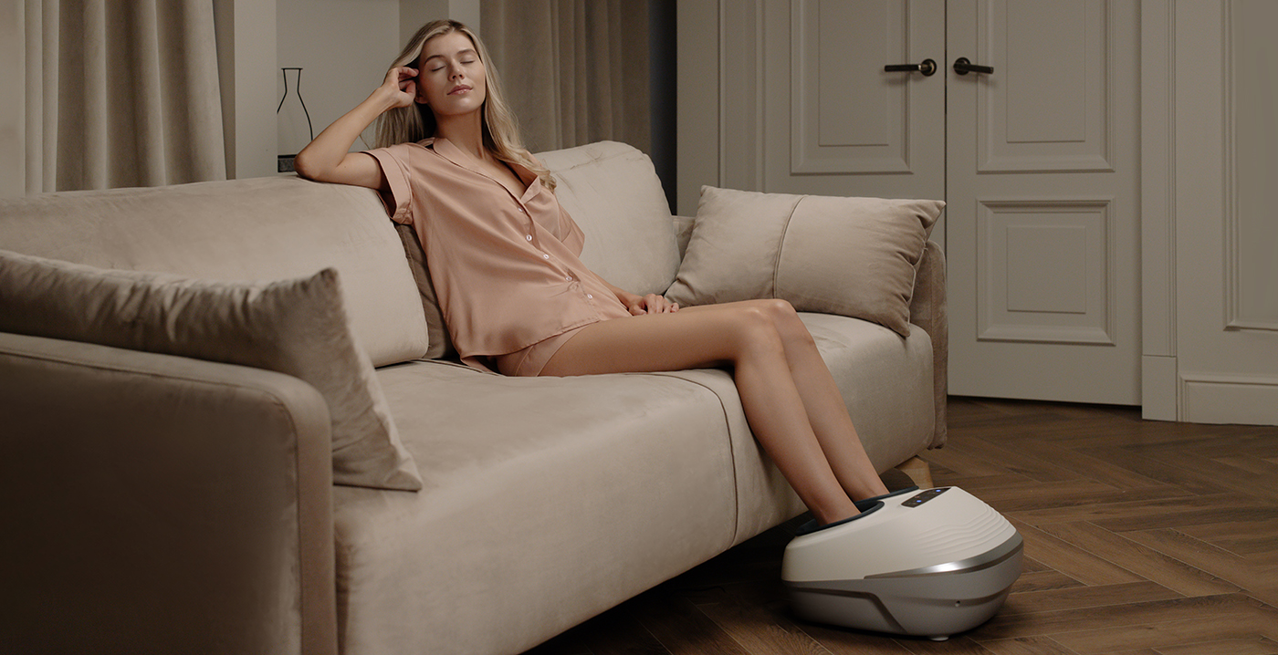 Девушка в массажном кресле Kresslo.kg